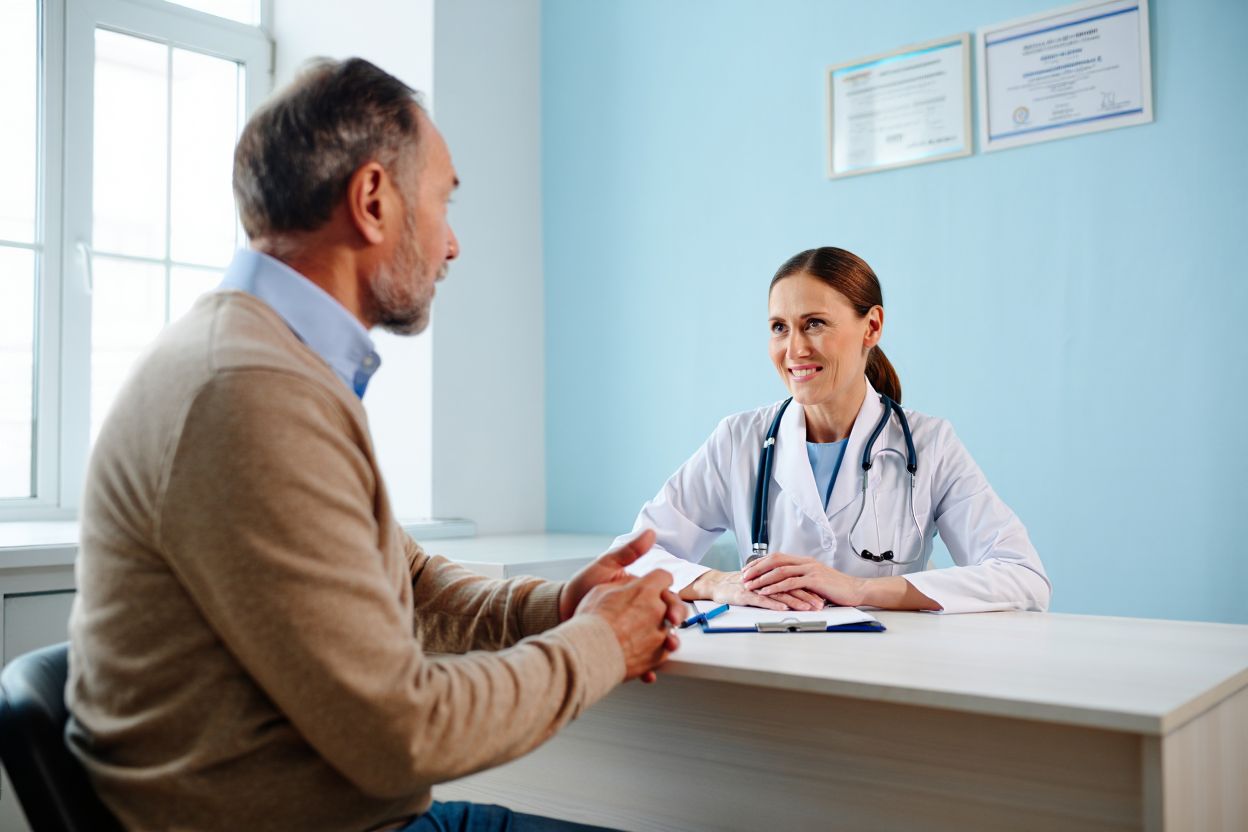 Врач-нарколог консультирует пациента